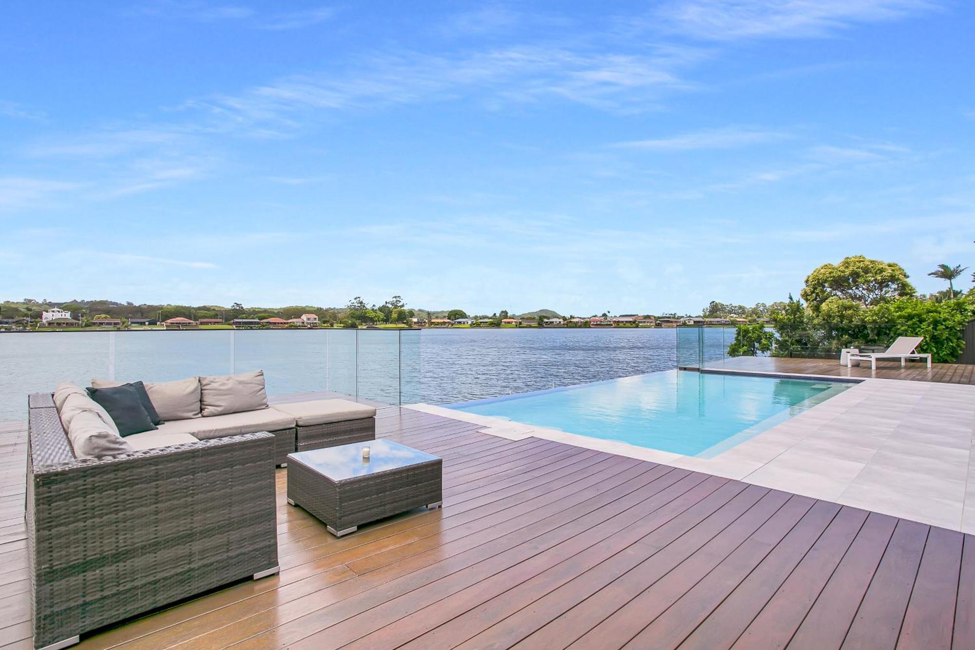 Waterfront Retreat With Infinity Pool & Canal Views Villa Gold Coast Buitenkant foto